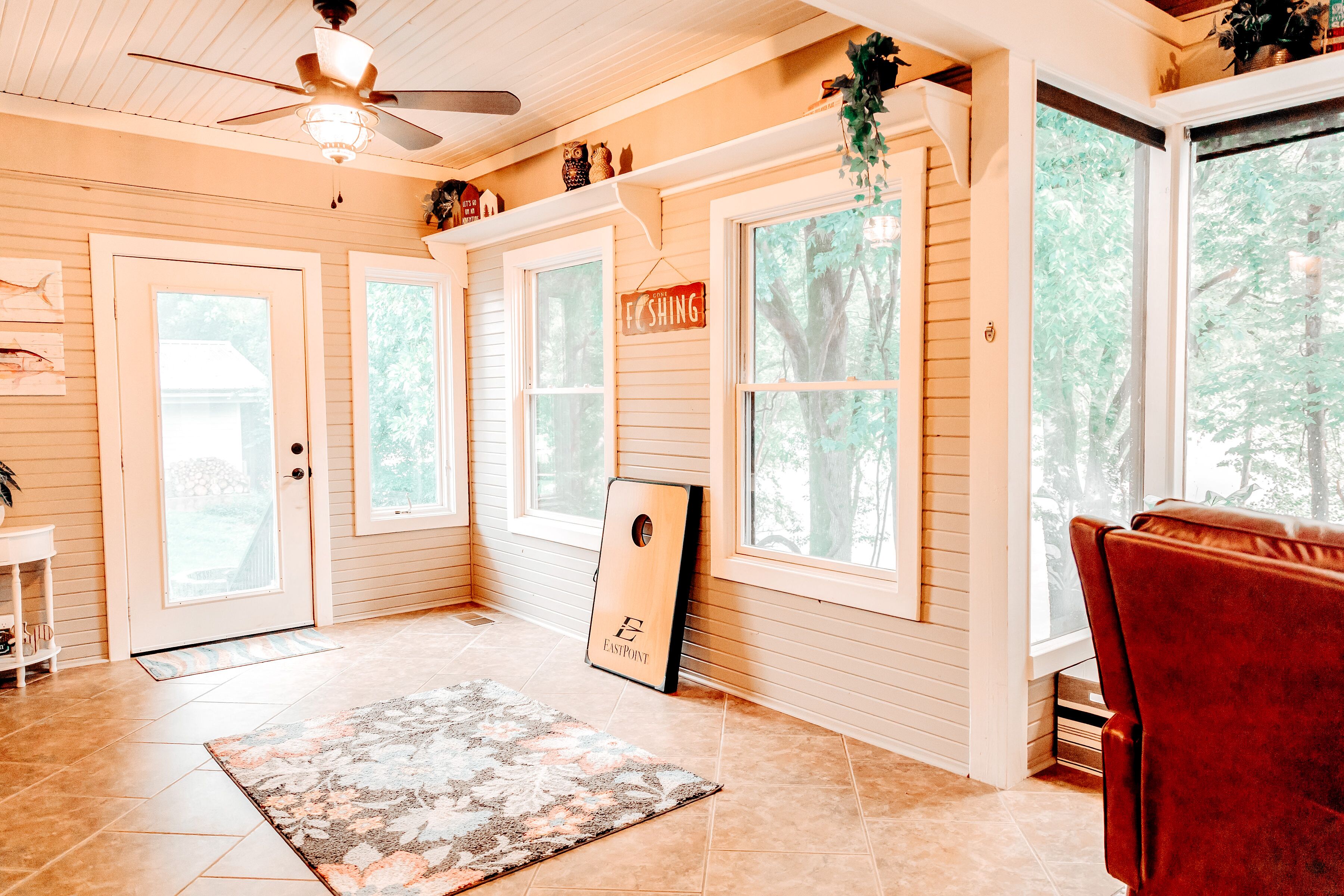 New Listing! Beautiful White House on The White, All New Furnishings, Supplies 