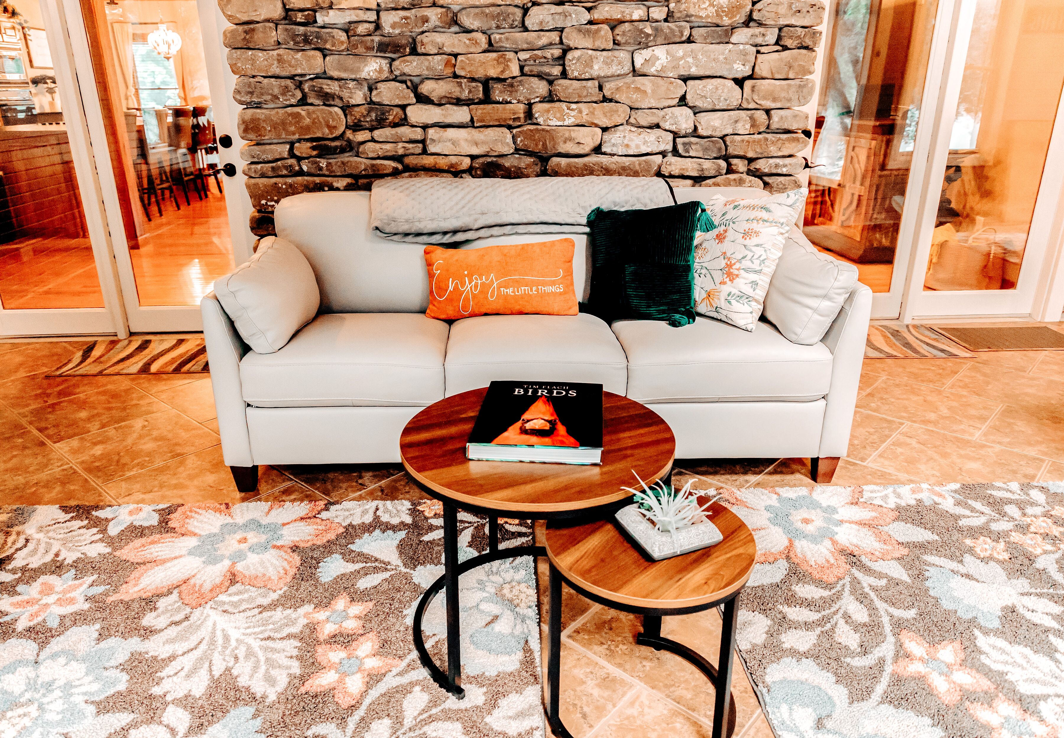 New Listing! Beautiful White House on The White, All New Furnishings, Supplies 