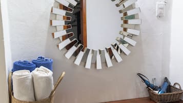 Casa Confort | Baño | Regadera, regadera tipo lluvia, toallas, jabón