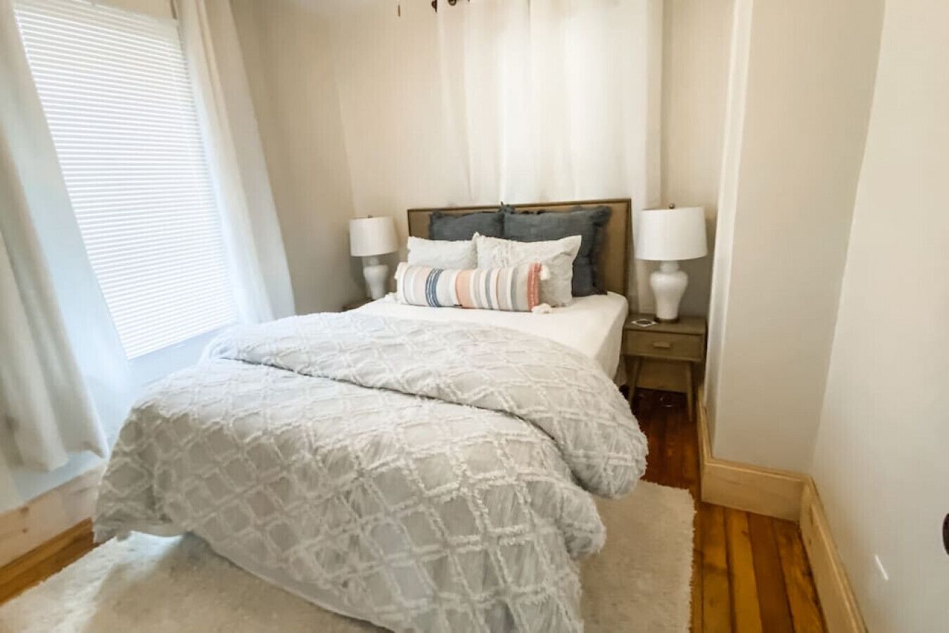 2 habitaciones, tabla de planchar con plancha, cuna de viaje y wifi 