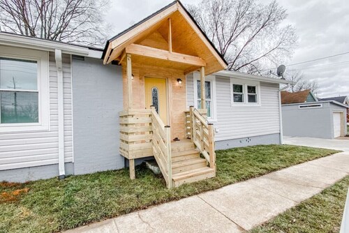 Downtown Charm - 2BR, Great Location!