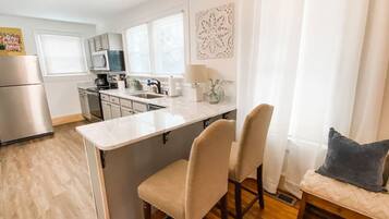 Kylskåp, mikrovågsugn, ugn och spishäll