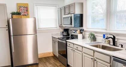 Downtown Charm - 2BR, Great Location!