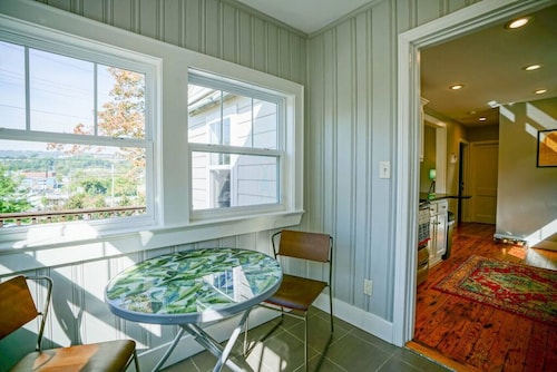 Cozy North Shore Cottage - GREAT location, Pet friendly!