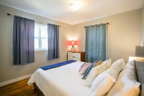 2 dormitorios, escritorio, tabla de planchar con plancha y cuna de viaje