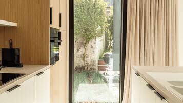 Een koelkast, een microgolfoven, een oven, een kookplaat