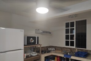 Microondas, cafetera y tetera, tostadora y utensilios de cocina 