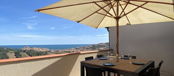 Recent air-conditioned house with exceptional sea view.