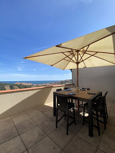 Recent air-conditioned house with exceptional sea view.