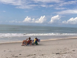 A beach scene with a sandy shore and ocean waves. - Blind Pass E103 (Sanibel)