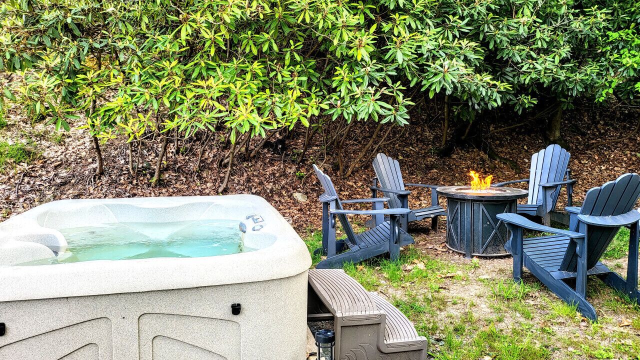 Lake Views! Hot Tub, Firepit, Walk to Dining!