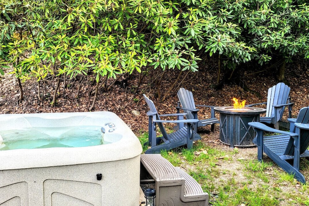 Lake Views! Hot Tub, Firepit, Walk to Dining!