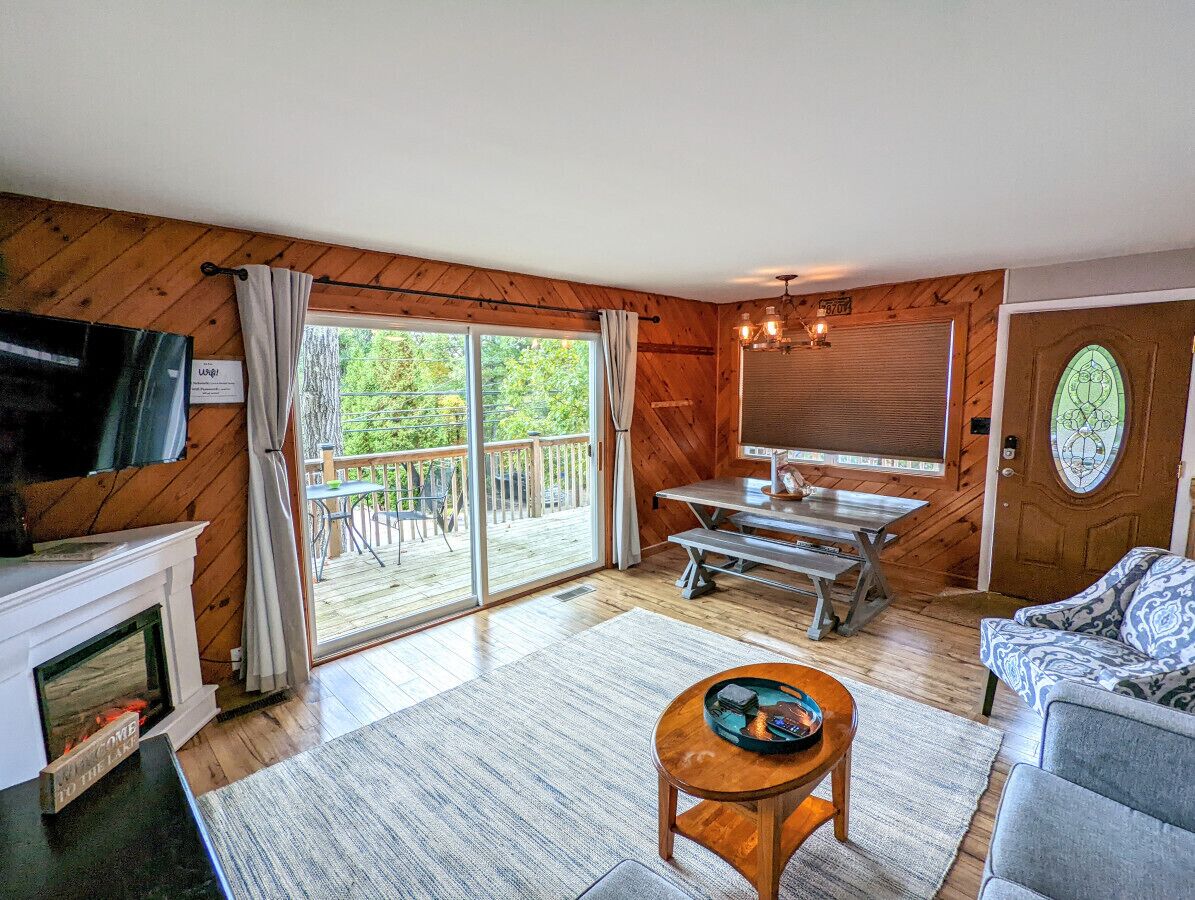 Lake Views! Hot Tub, Firepit, Walk to Dining!