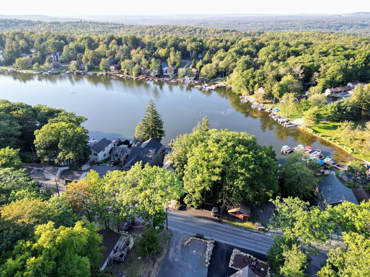 Lake Views! Hot Tub, Firepit, Walk to Dining!