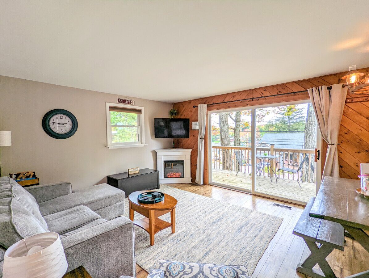 Lake Views! Hot Tub, Firepit, Walk to Dining!