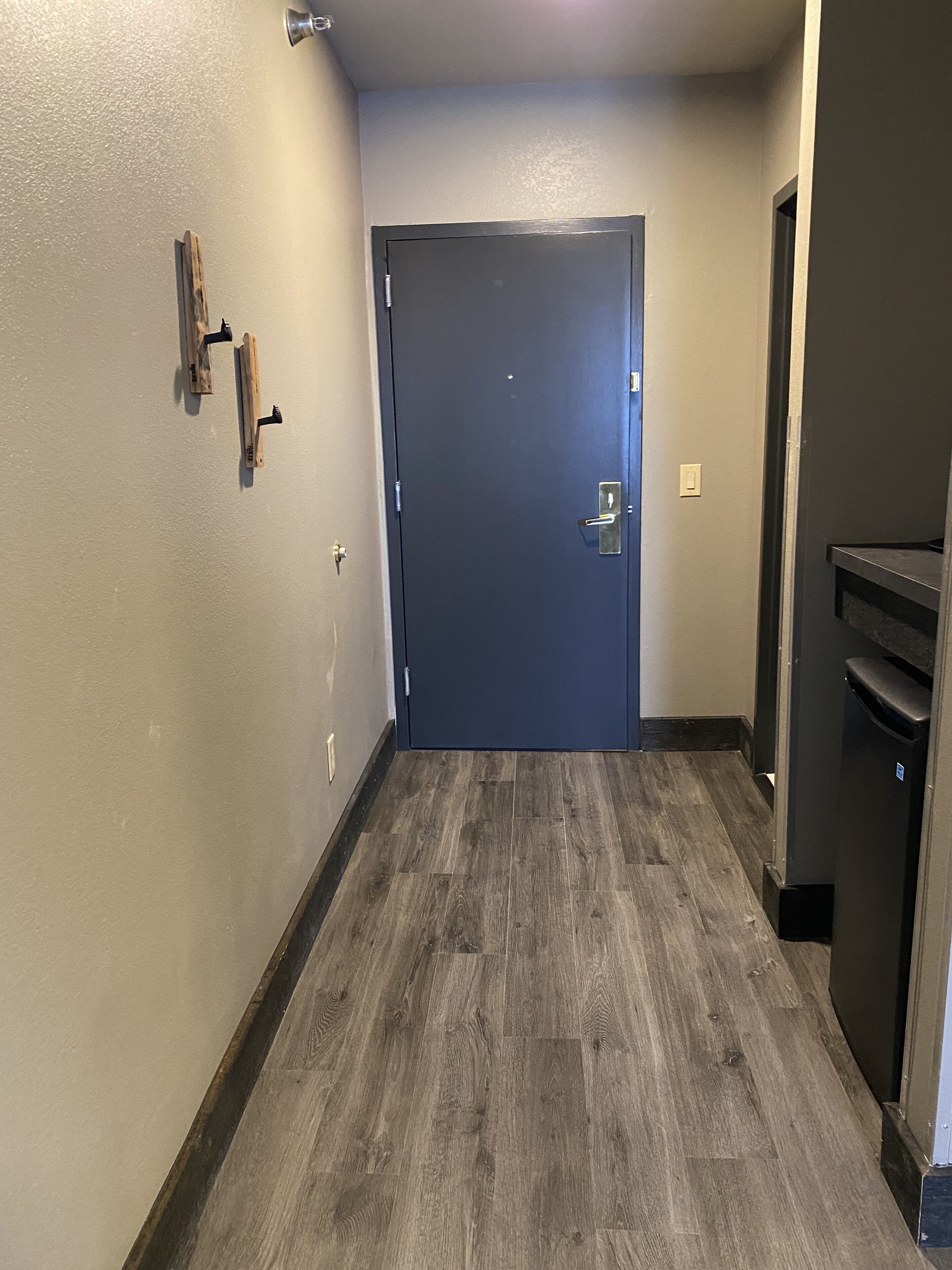 1 bedroom, pillow-top beds, desk, laptop workspace