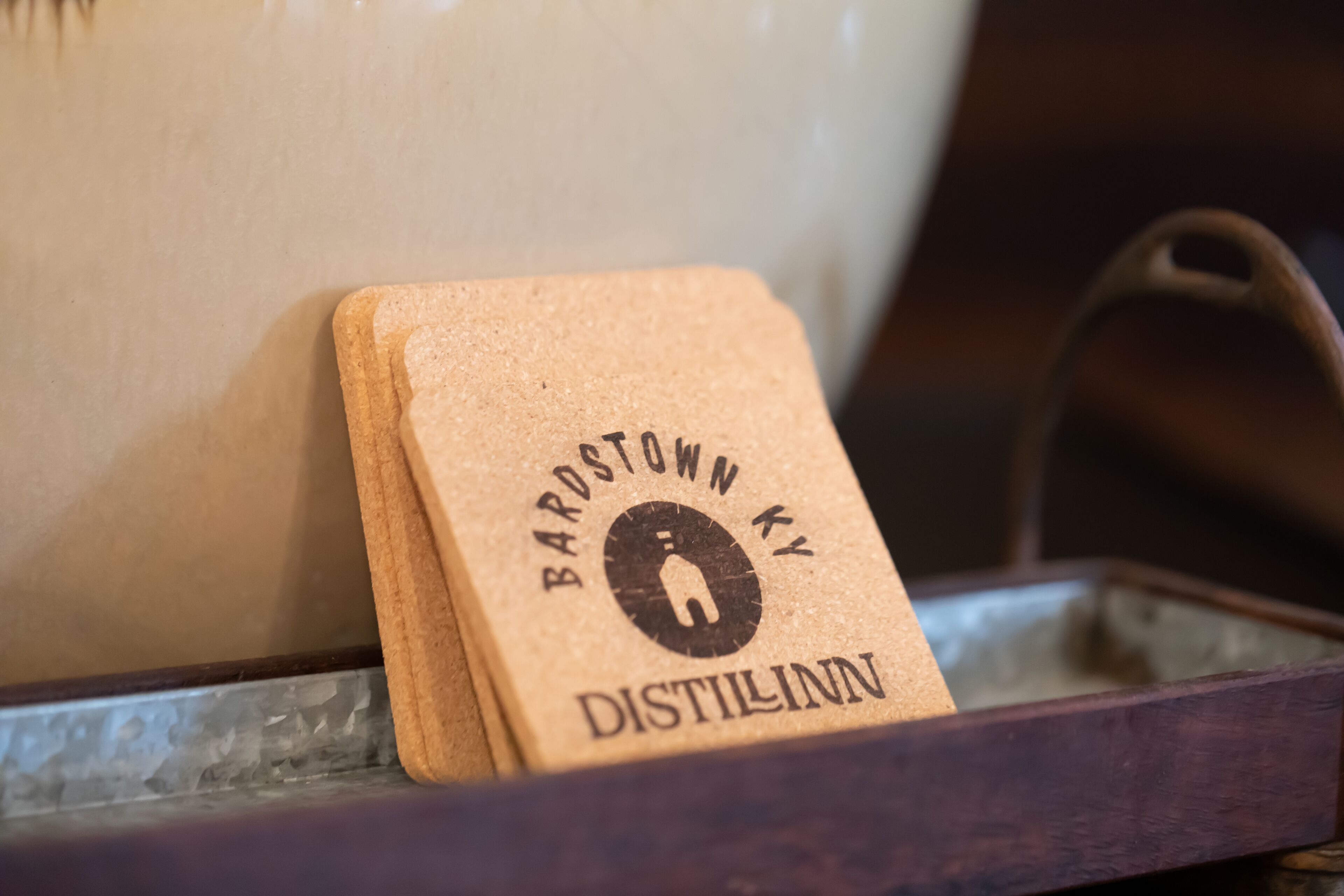 Posavasos con el texto "Bardstown KY DistilInn".