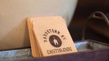 Posavasos con el texto "Bardstown KY DistilInn".