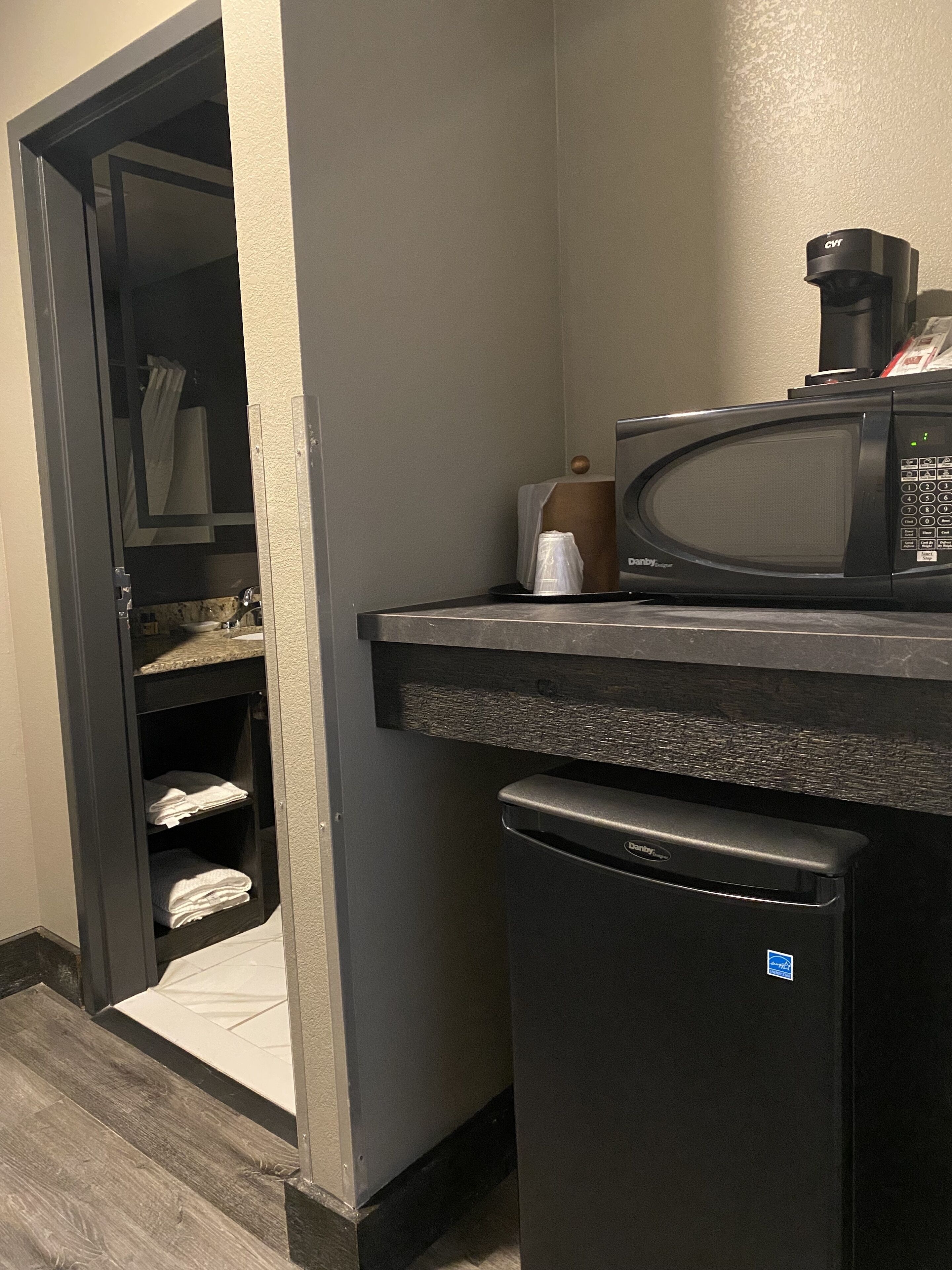 1 bedroom, pillow-top beds, desk, laptop workspace