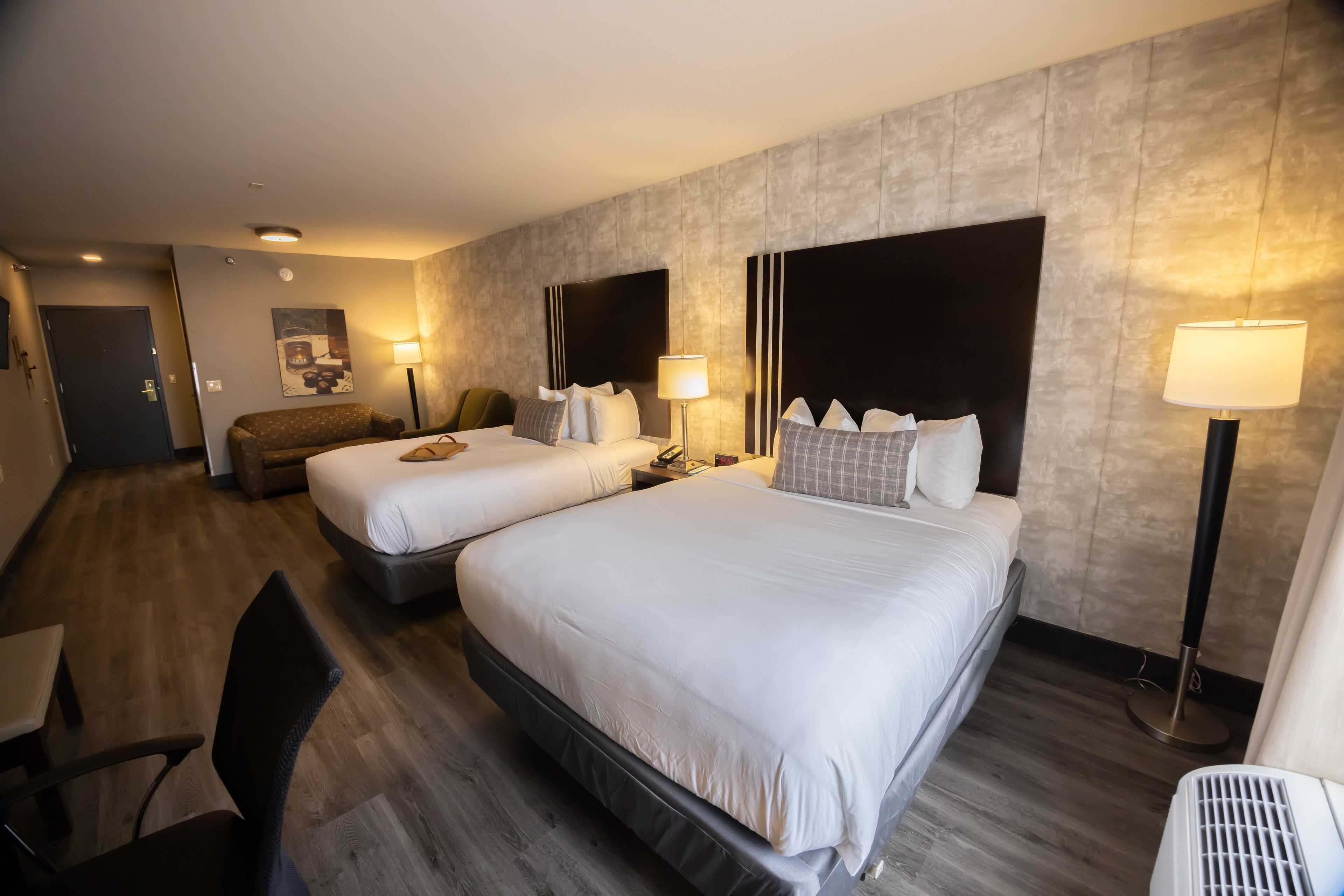 特級套房, 2 張標準雙人床 | 特厚豪華床墊、書桌、手提電腦工作空間、遮光窗簾/窗簾