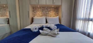 Deluxe appartement, 2 slaapkamers, uitzicht op zwembad | 2 slaapkamers, een strijkplank/strijkijzer, gratis wifi, beddengoed