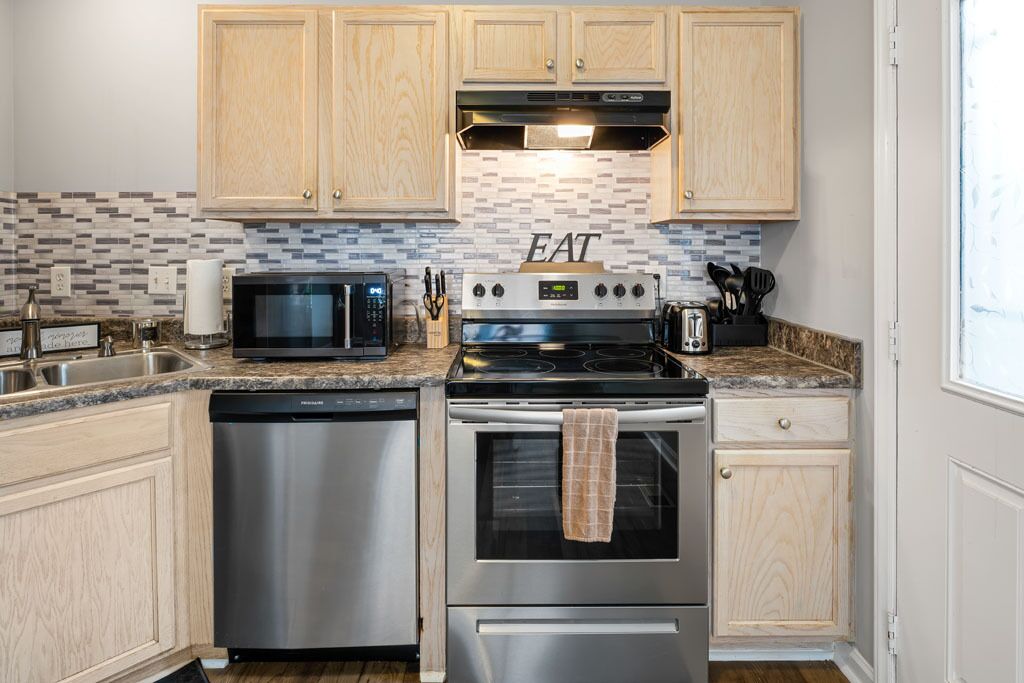 3-5 Mins from Downtown Cozy Clean & Newly Renovated 2 level Home