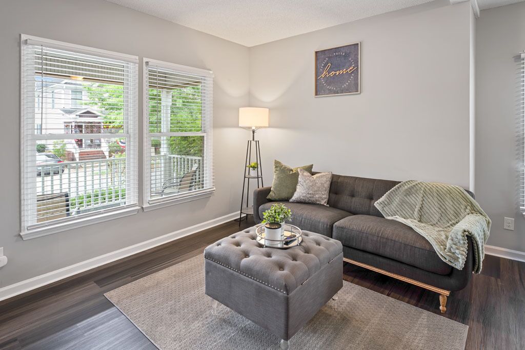 3-5 Mins from Downtown Cozy Clean & Newly Renovated 2 level Home