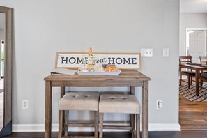 Dining - 3-5 Mins from Downtown Cozy Clean & Newly Renovated 2 level Home (Greensboro)