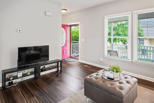 Smart TV - 3-5 Mins from Downtown Cozy Clean & Newly Renovated 2 level Home (Greensboro)