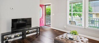 3-5 Mins from Downtown Cozy Clean & Newly Renovated 2 level Home