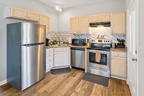 Fridge, microwave, oven, stovetop - 3-5 Mins from Downtown Cozy Clean & Newly Renovated 2 level Home (Greensboro)