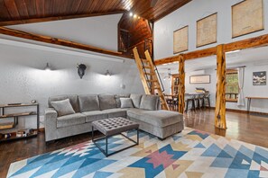 Smart TV, chimenea y libros 