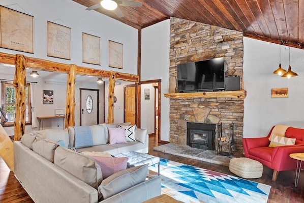 Una Smart TV, una chimenea, libros