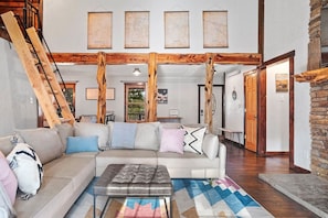 Una Smart TV, una chimenea, libros