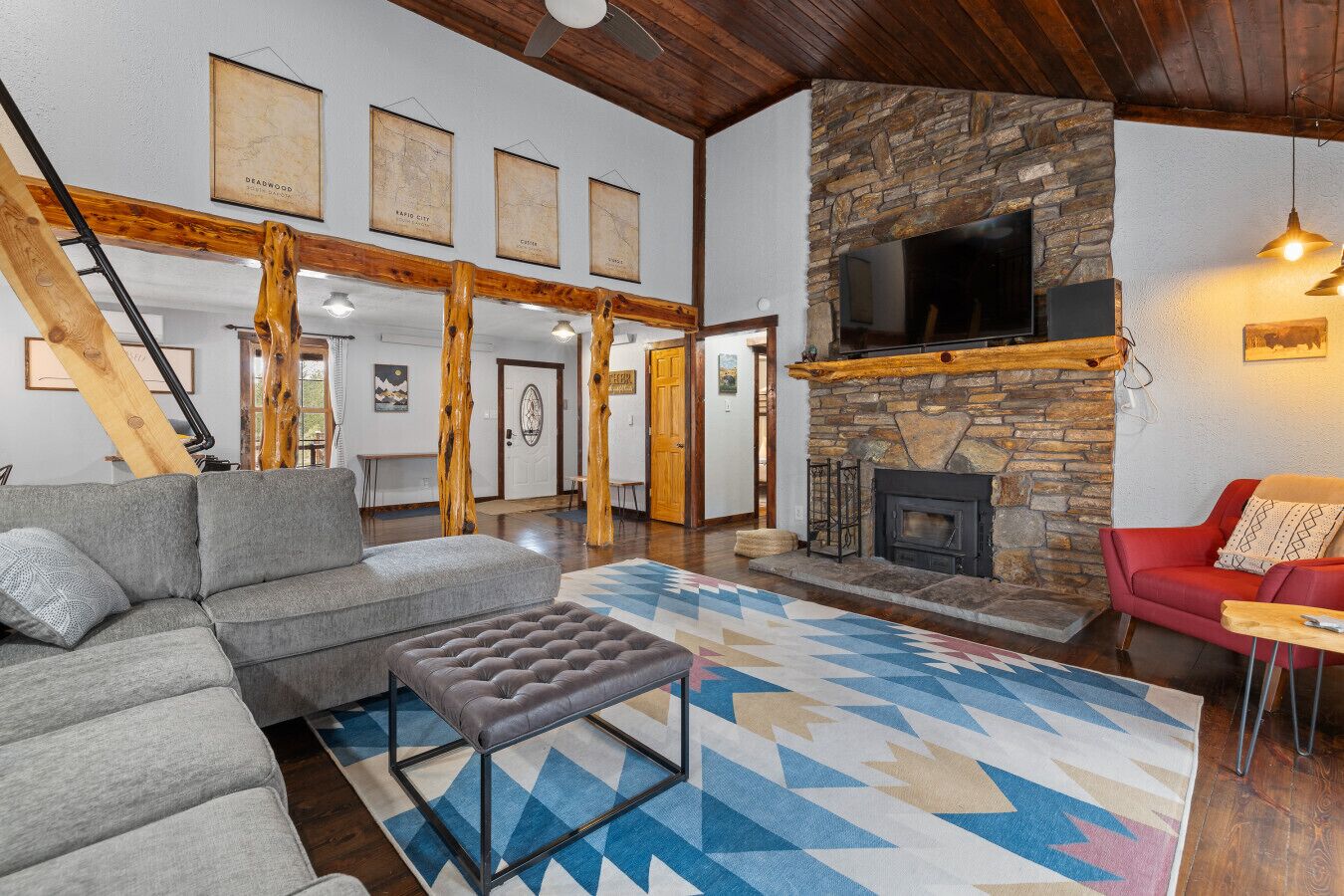 TV connectée, cheminée, livres