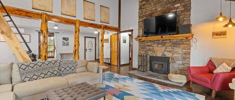 Smart-TV, Kamin, Bücher