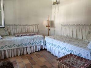 3 bedrooms, desk, iron/ironing board, free WiFi - Great house very close to the beach (Roche)