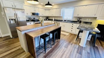 Réfrigérateur, four à micro-ondes, un four, surface de cuisson