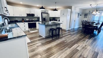 Réfrigérateur, four à micro-ondes, un four, surface de cuisson