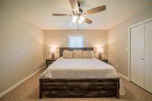 6 bedrooms, desk, free WiFi, bed sheets