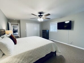 6 bedrooms, desk, free WiFi, bed sheets