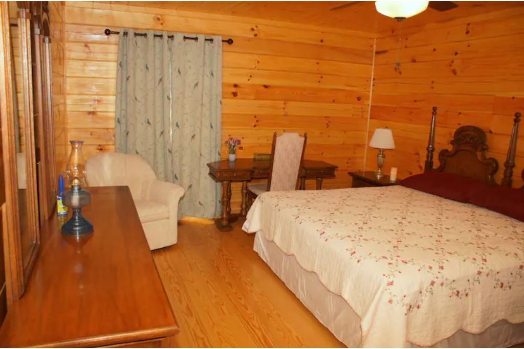 4 bedrooms, desk, iron/ironing board, travel crib