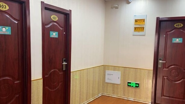 A hallway with three wooden doors, each marked with a number (403, 402, 401). - Mengcheng Jiayue Hotel (Mengcheng)