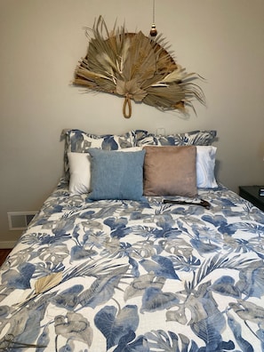 2 bedrooms, iron/ironing board, free WiFi, bed sheets - Quaint spacious remodeled home with attached garage, quiet small town get-away (Concordia)