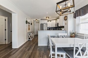 Dining - Bright and Sunny Condo with Stunning Oceanfront (North Myrtle Beach)