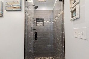 Combined shower/tub, hair dryer, towels