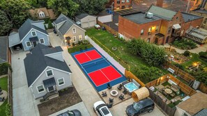 Un quartier résidentiel doté d’un court de tennis, d’un jacuzzi et d’une cour arrière clôturée.