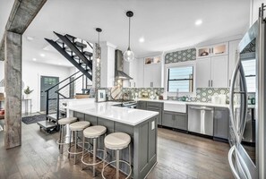 Refrigerador, microondas, horno y parrilla de estufa