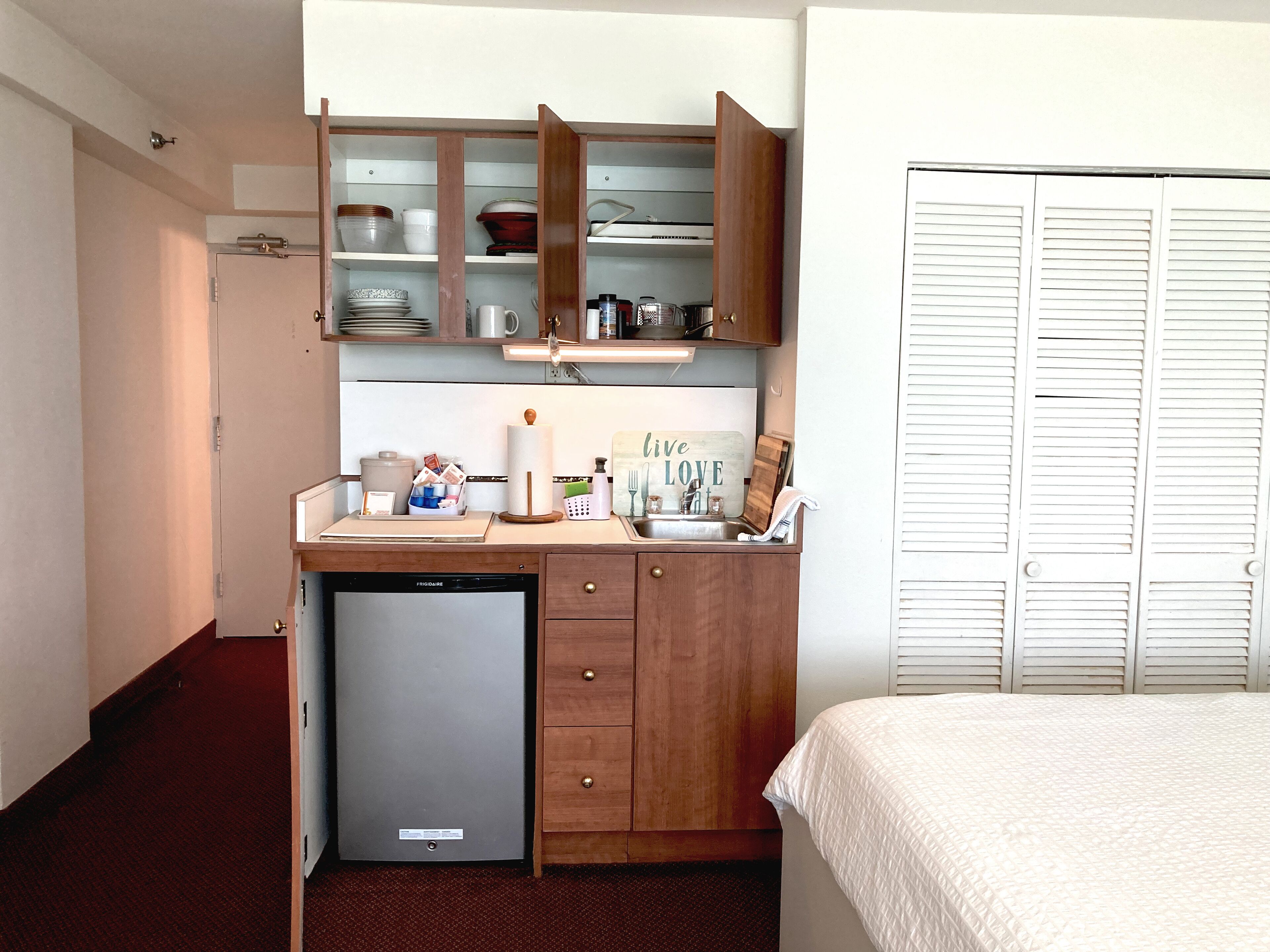 Een kluis op de kamer, een bureau, gratis wifi, beddengoed