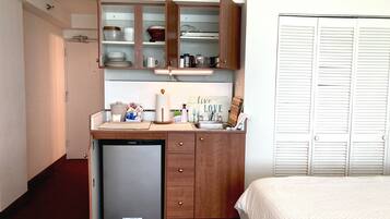 Een kluis op de kamer, een bureau, gratis wifi, beddengoed